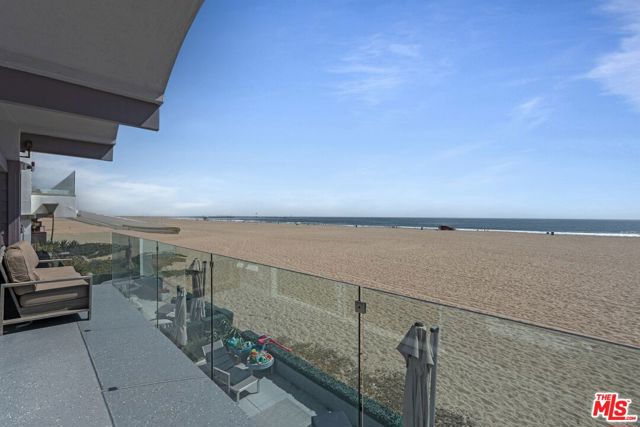 3806 Ocean Front Walk, Marina del Rey CA: https://media.crmls.org/mediaz/4699a560-fcba-4282-bfc7-ac31ee230ebf.jpg