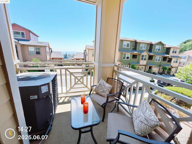 6136 Old Quarry Loop, Oakland CA: https://media.crmls.org/mediaz/4699cdb3-9fbb-46dc-b0d3-e5d588cc7d51.jpg