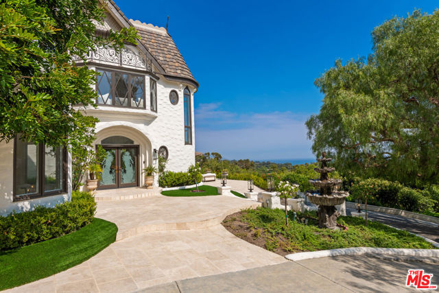 27931 Winding Way, Malibu CA: https://media.crmls.org/mediaz/469b07cc-9e8e-4952-a3c8-8d77098ae754.jpg