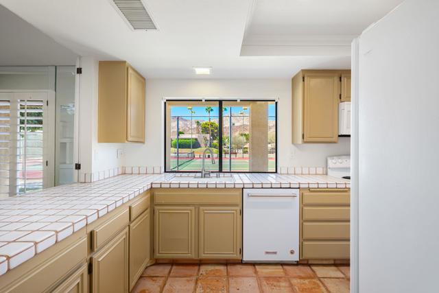 72499 Sandstone Lane, Palm Desert CA: https://media.crmls.org/mediaz/469b2110-0083-48e3-8eaa-3caf7565830f.jpg