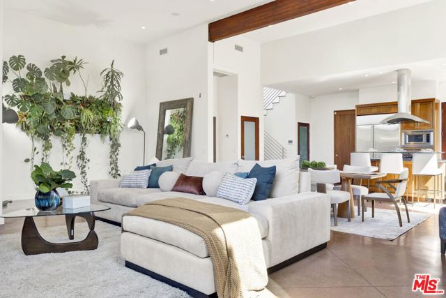 2336 Boone Avenue, Venice CA: https://media.crmls.org/mediaz/469c1285-df9c-4c40-8698-90cd23561825.jpg