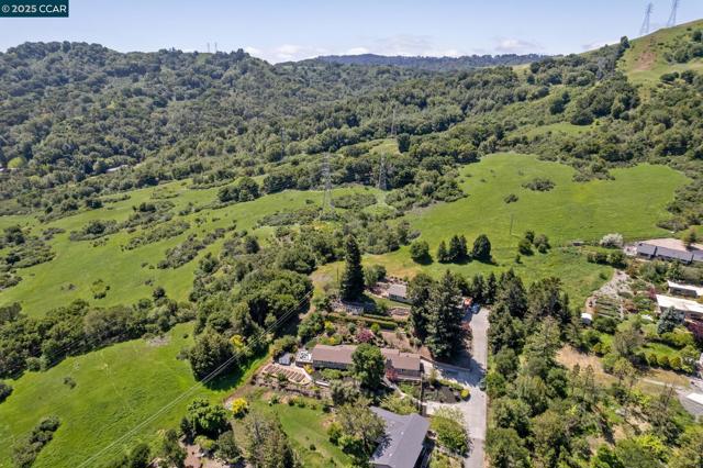 70 Lost Valley Dr, Orinda CA: https://media.crmls.org/mediaz/469d01ee-c057-4ed9-a91f-729ad3f11bc9.jpg