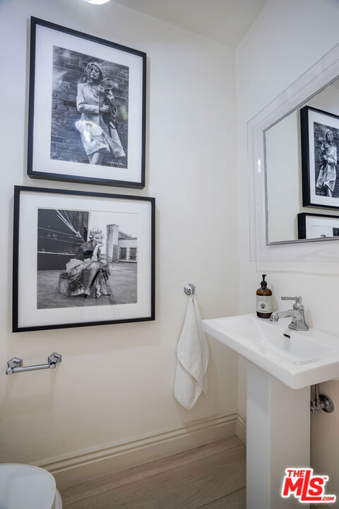 1801 San Ysidro Drive, Beverly Hills CA: https://media.crmls.org/mediaz/469d08c5-881c-4223-818a-6eff38883df5.jpg