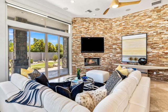28 Clancy Lane S Lane, Rancho Mirage CA: https://media.crmls.org/mediaz/469ef638-df20-433d-802a-7eeab1c6267c.jpg