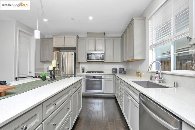 89 Baird Cir, Brentwood CA: https://media.crmls.org/mediaz/469efa98-60c6-4a9d-b538-2508e9040c85.jpg