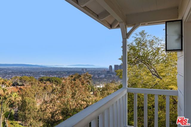 1600 Summitridge Drive, Beverly Hills CA: https://media.crmls.org/mediaz/469f57a1-690c-4ecd-bab6-0e4cdca1b594.jpg
