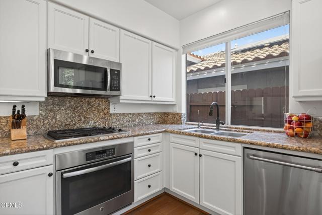5004 Ladera Vista Drive, Camarillo CA: https://media.crmls.org/mediaz/46a009c2-3c9f-4746-85bf-b4c9bd68c98d.jpg