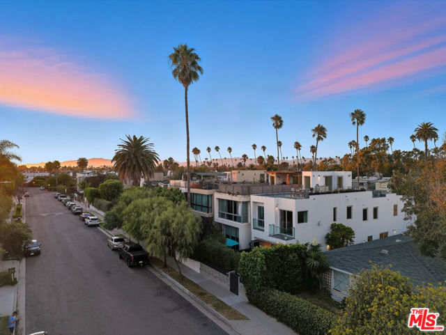 653 Oxford Ave, Venice CA: https://media.crmls.org/mediaz/46a02e81-8d82-4df6-abb7-cc173aaca59a.jpg