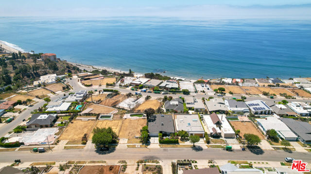 18128 Kingsport Drive, Malibu CA: https://media.crmls.org/mediaz/46a15d0d-58a4-4f88-9898-35712f61e553.jpg