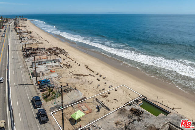 21562 Pacific Coast Highway, Malibu CA: https://media.crmls.org/mediaz/46a175cd-abb9-4801-8075-58aae8187949.jpg