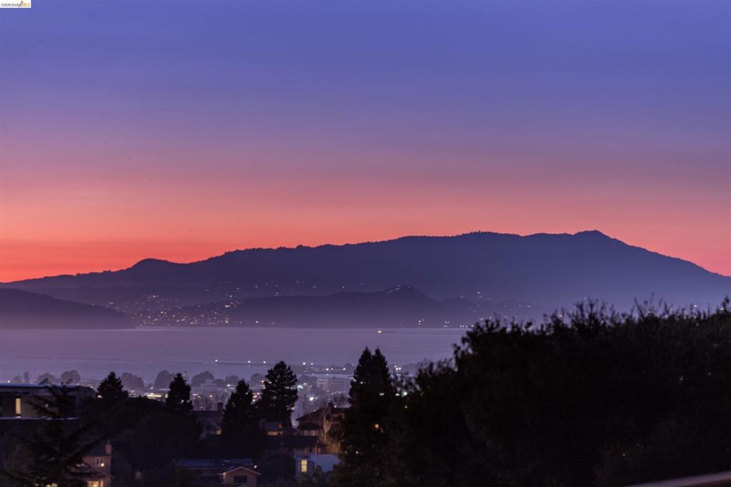 https://media.crmls.org/mediaz/46a1b80e-df79-4ac7-aeb2-4edb1f219e65.jpg?preset=X-Large