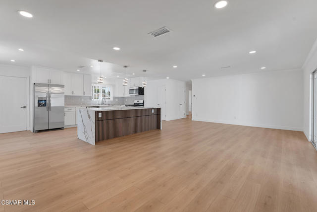 9800 Geyser Avenue, Northridge CA: https://media.crmls.org/mediaz/46a21e8a-d3fe-4668-94d7-b4fcca69c7c2.jpg
