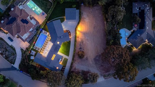2975 Woodford Drive, La Jolla CA: https://media.crmls.org/mediaz/46a39d83-1ed9-4c62-9d82-0061eb0d2837.jpg