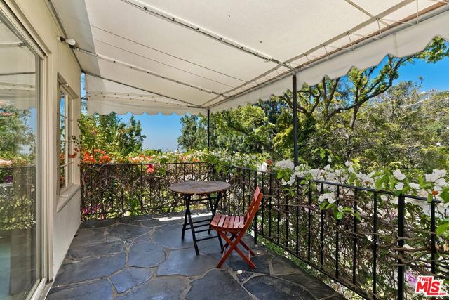 1591 Sunset Plaza Drive, Los Angeles CA: https://media.crmls.org/mediaz/46a46fc6-d7f9-41a6-bad5-c4201c20da54.jpg