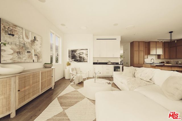 2114 Pier Avenue, Santa Monica CA: https://media.crmls.org/mediaz/46a47182-db12-44b0-9e29-28d45c3ed908.jpg