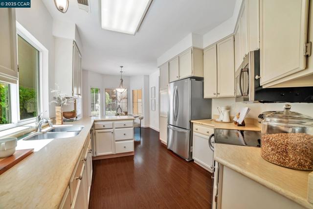1364 Canyon Side Ave, San Ramon CA: https://media.crmls.org/mediaz/46a55029-4f92-4c9f-9f67-be8bf4046fca.jpg