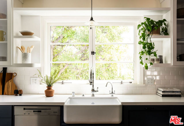 2248 Kenilworth Avenue, Los Angeles CA: https://media.crmls.org/mediaz/46a55273-48db-4dc7-95c8-4effc18c365d.jpg