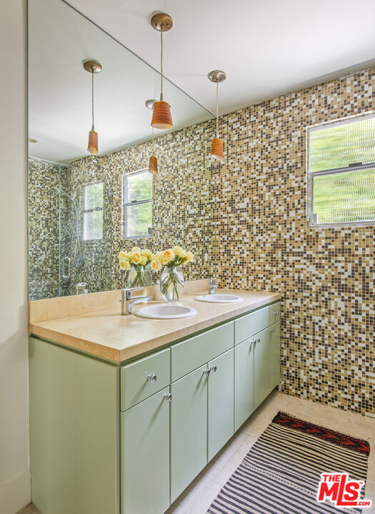 4947 Varna Avenue, Sherman Oaks CA: https://media.crmls.org/mediaz/46a67628-871d-443d-84af-960bc2a1a2fb.jpg