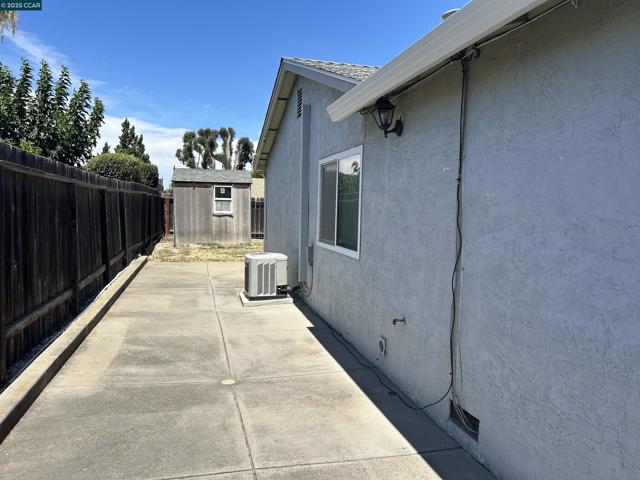 26 Leeward Way, Pittsburg CA: https://media.crmls.org/mediaz/46a74485-c630-4f4b-8ee4-767a46359d8d.jpg