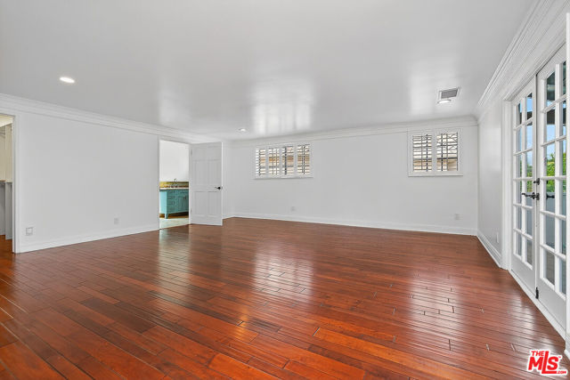 322 25th Street, Santa Monica CA: https://media.crmls.org/mediaz/46a885c3-ec63-43b5-92dc-30bfb6990230.jpg
