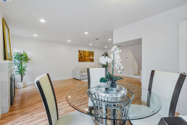 208 Siskiyou Ct, Walnut Creek CA: https://media.crmls.org/mediaz/46a8d805-eb99-4b76-a027-f30653579623.jpg