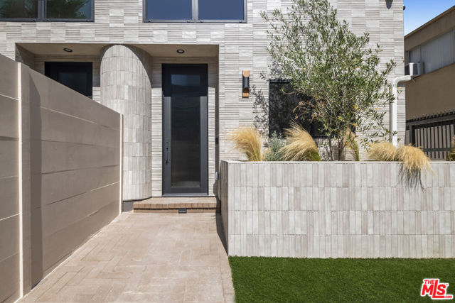 426 Arnaz Drive, Los Angeles CA: https://media.crmls.org/mediaz/46aa0ddc-9f0e-4312-b33c-363a5e583916.jpg