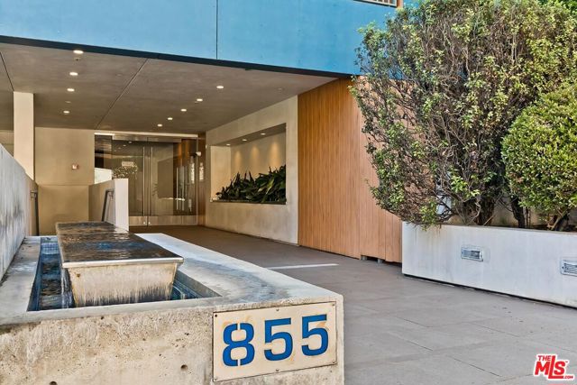 855 N Croft Avenue, Los Angeles CA: https://media.crmls.org/mediaz/46abdbef-fed6-4ea9-af2f-c4f0710cbc03.jpg