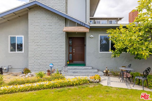 329 Thompson Avenue, Glendale CA: https://media.crmls.org/mediaz/46ae28b9-3e8f-4641-bc4a-7cc9aec4eb8b.jpg