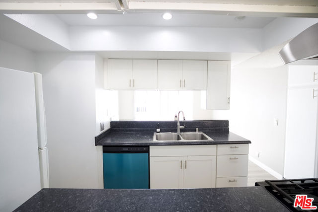 1013 Allen Avenue, Glendale CA: https://media.crmls.org/mediaz/46ae7c87-7604-422b-8bd8-023c1272d5a8.jpg