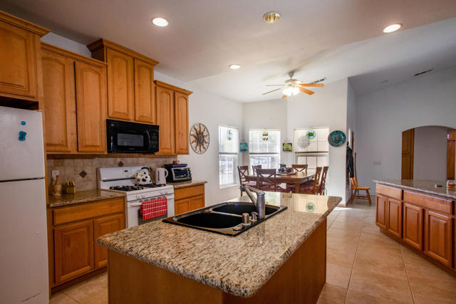 1224 Red Sea Avenue, Thermal CA: https://media.crmls.org/mediaz/46aeb345-3168-467b-af64-96b14ba11798.jpg
