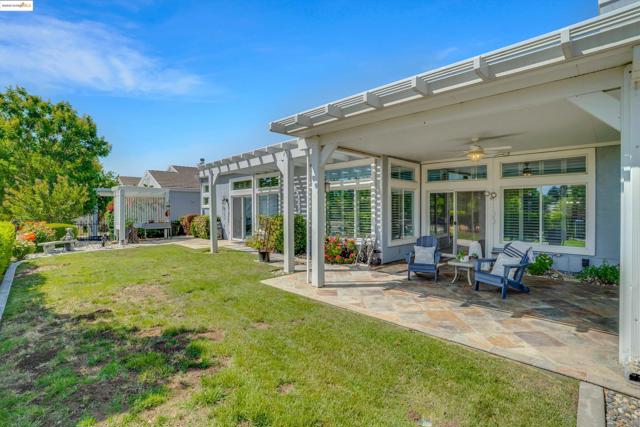 540 Central Park Pl, Brentwood CA: https://media.crmls.org/mediaz/46af6867-e89b-4924-a0fa-d0dc408984eb.jpg