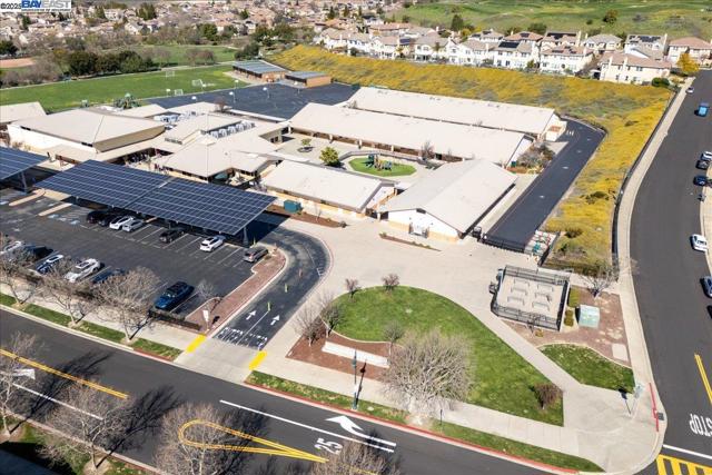 5200 N Forestdale Cir, Dublin CA: https://media.crmls.org/mediaz/46affab1-5ea3-4aba-b5a3-f39539a694a7.jpg