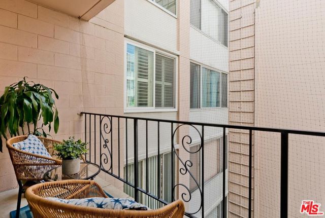 421 S La Fayette Park Place, Los Angeles CA: https://media.crmls.org/mediaz/46b01d62-5d14-430a-914d-bc1b397aa1f4.jpg