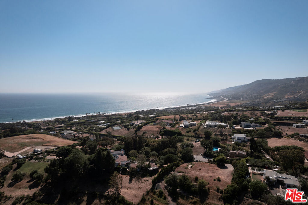 https://media.crmls.org/mediaz/46b0a20d-6f71-403d-bc53-3ad6e85121b9.jpg?preset=X-Large