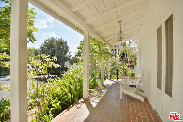 2963 Queensbury Drive, Los Angeles CA: https://media.crmls.org/mediaz/46b0c491-b16a-4b3b-8b3b-5eaa5a5b55a3.jpg
