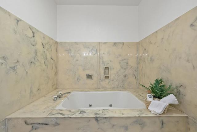 1910 Arrowhead Drive, Oakland CA: https://media.crmls.org/mediaz/46b11ee0-2370-4938-89a6-e46ba5e46107.jpg