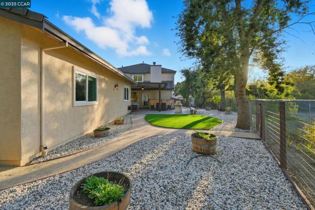 1975 Holly Creek Pl, Concord CA: https://media.crmls.org/mediaz/46b13923-7506-45fc-b7b0-a6f98fdb6b9d.jpg