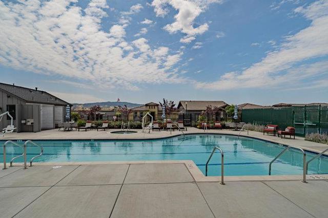 2008 White Oak Drive, Hollister CA: https://media.crmls.org/mediaz/46b14e9f-1e5c-4b23-8910-cfbbf9097658.jpg