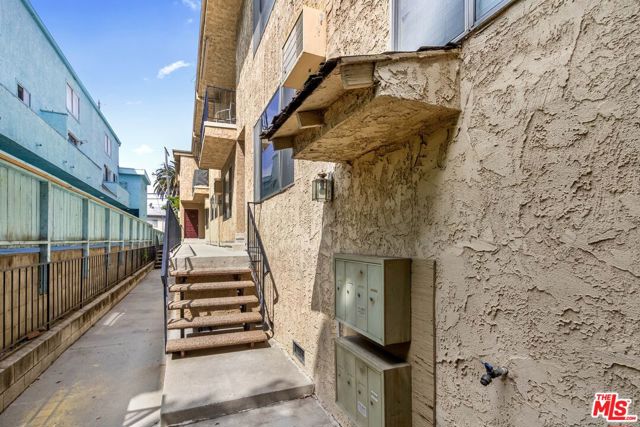 3329 Keystone Avenue, Los Angeles CA: https://media.crmls.org/mediaz/46b15ad9-92b9-457e-8663-65c96b297a12.jpg