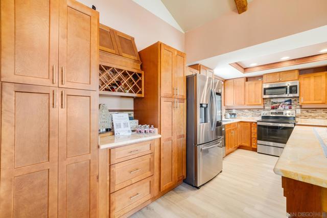 6433 La Paloma Street, Carlsbad CA: https://media.crmls.org/mediaz/46b1d3b7-9b75-4e2e-b6c7-dbc4415c2490.jpg