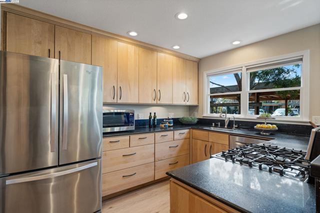 642 Centre Ct, Alameda CA: https://media.crmls.org/mediaz/46b29699-aa66-4bc0-b203-9852cd3c9cab.jpg