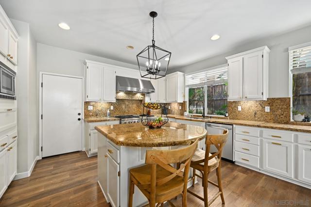 3231 Canyon View Dr, Oceanside CA: https://media.crmls.org/mediaz/46b3861f-d8e9-4530-bda8-6eafca266975.jpg