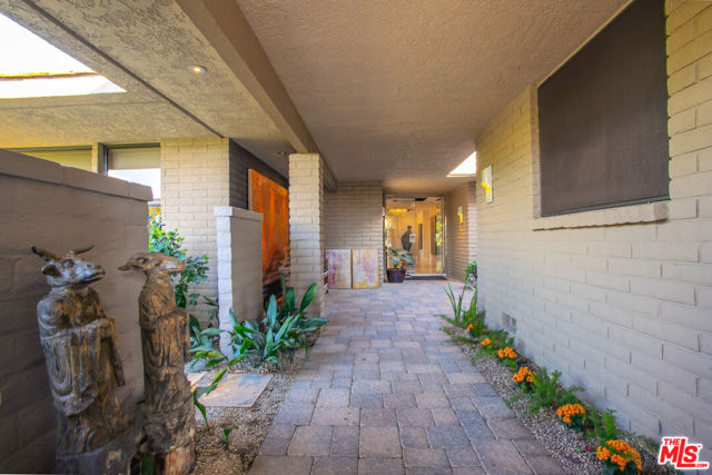 4 Trinity Court, Rancho Mirage CA: https://media.crmls.org/mediaz/46b418f8-a2b7-4c06-a38d-385c1d349d50.jpg
