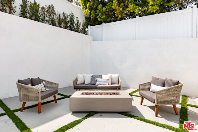 2565 Patricia Avenue, Los Angeles CA: https://media.crmls.org/mediaz/46b4c5b8-4a1b-4b19-8b36-e0262ddd8089.jpg