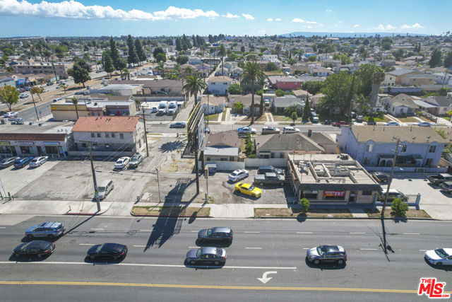 1026 W Century Boulevard, Los Angeles CA: https://media.crmls.org/mediaz/46b4f947-1ba8-4180-95ec-b5896aab327e.jpg