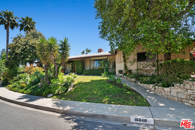16840 Oak View Drive, Encino CA: https://media.crmls.org/mediaz/46b54d13-c6cd-47d3-a953-495f0f0a8798.jpg