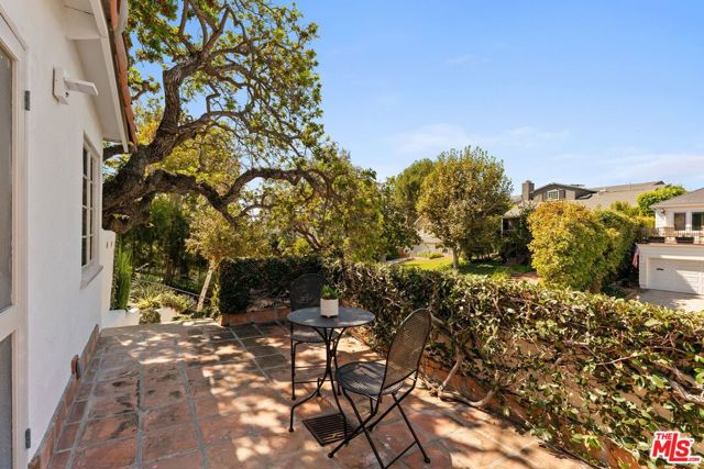 10320 Mississippi Avenue, Los Angeles CA: https://media.crmls.org/mediaz/46b566f7-ee97-4f6c-8def-1a68a97f66c3.jpg