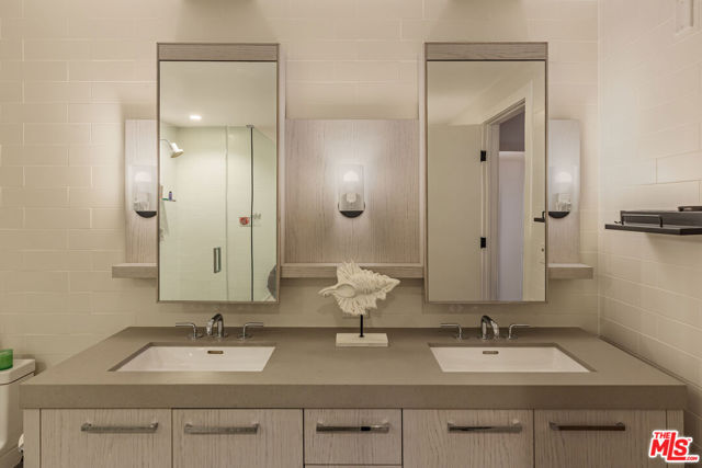 10777 Wilshire Boulevard, Los Angeles CA: https://media.crmls.org/mediaz/46b57b87-70a2-4584-85a0-bab3ec633299.jpg