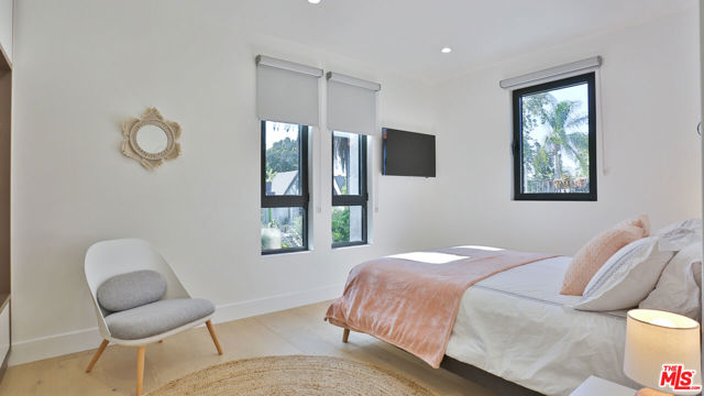 842 S Ogden Drive, Los Angeles CA: https://media.crmls.org/mediaz/46b59c8b-af3f-480a-b107-7bb7fa3aceb0.jpg