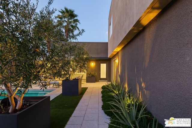 1062 Hunter Drive, Palm Springs CA: https://media.crmls.org/mediaz/46b5e701-b52a-49f2-b046-9642a80e0ee4.jpg